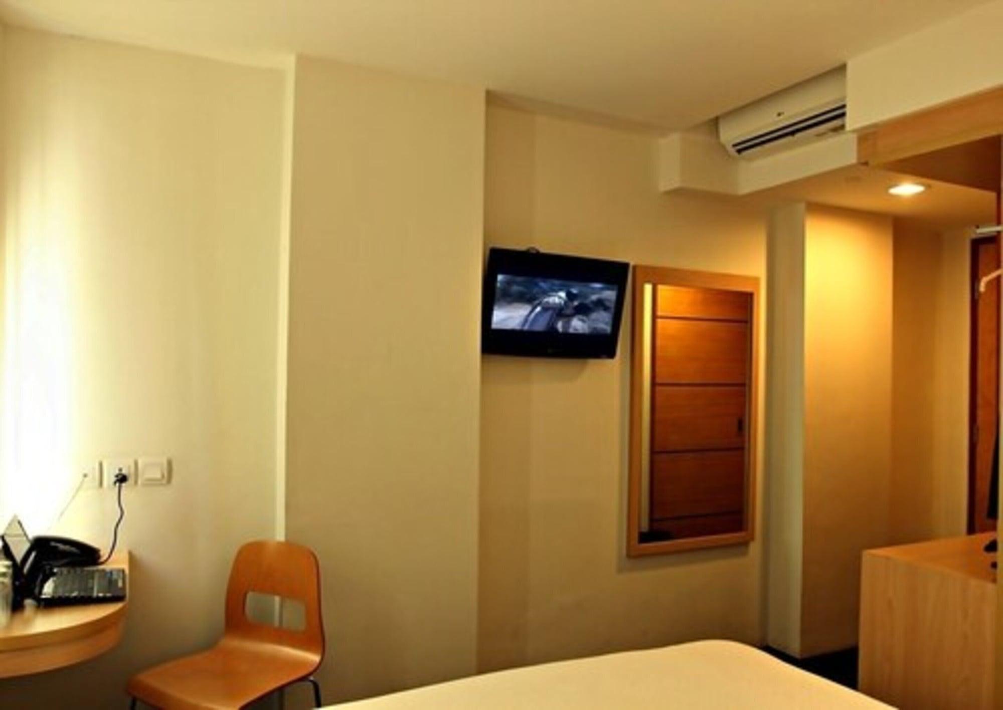 M Hotel Jakarta Exteriör bild